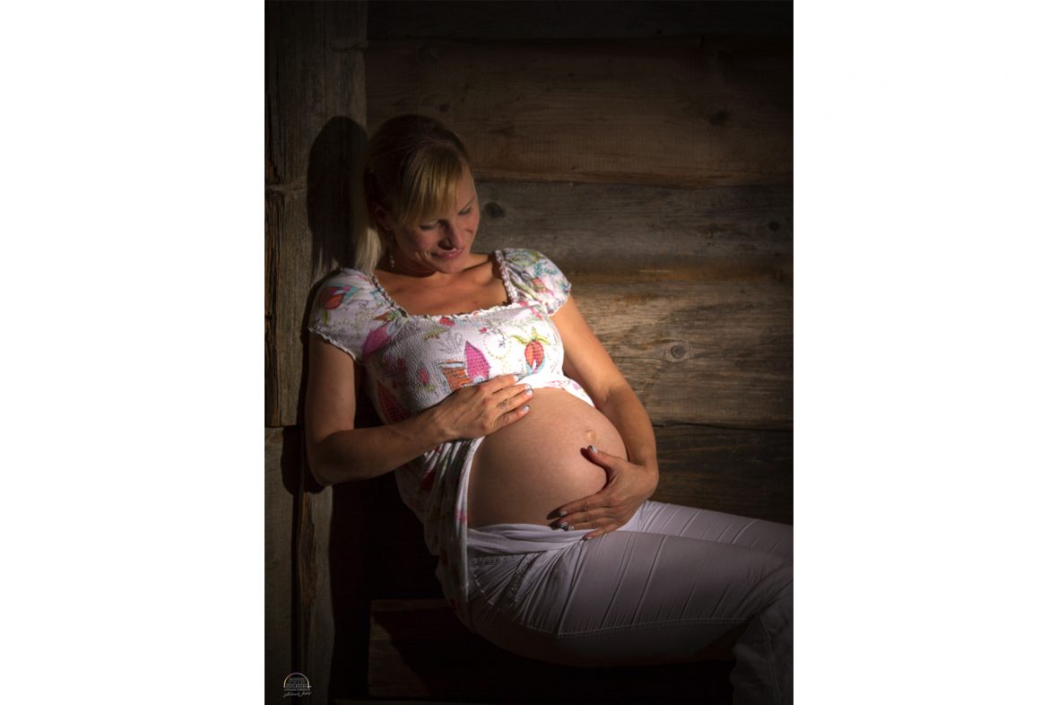 Babybauchfotos - Schwangerschaftsfotos - Babybauch Shooting - Babybauchfotografie - Foto Stoess Murnau